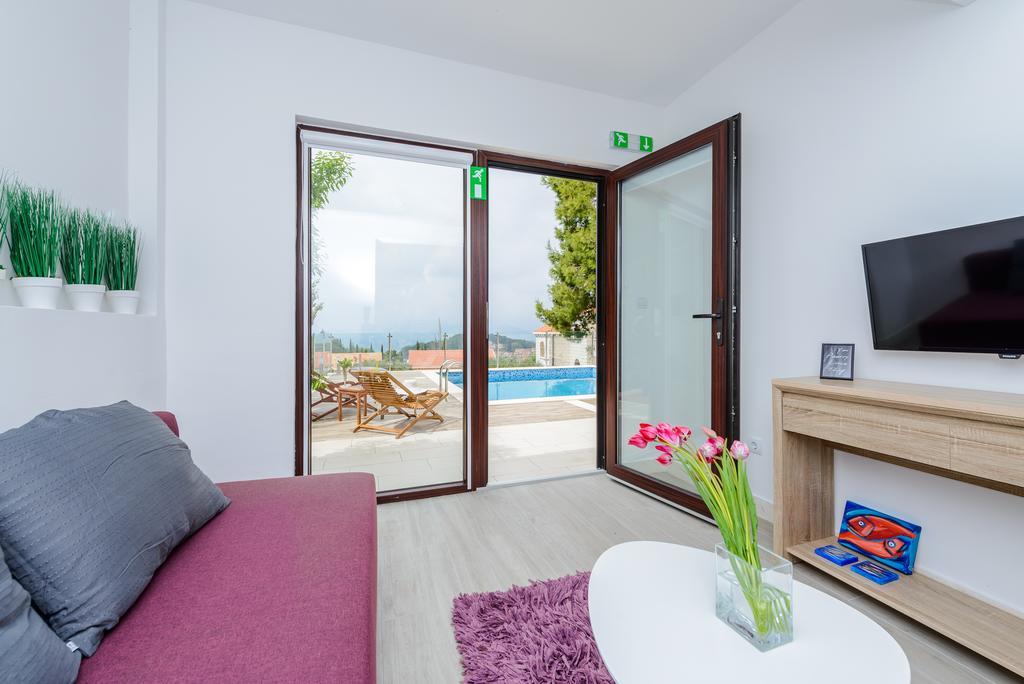 Tandem With Swimming Pool Cavtat