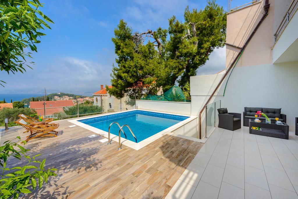 Tandem With Swimming Pool Apartment