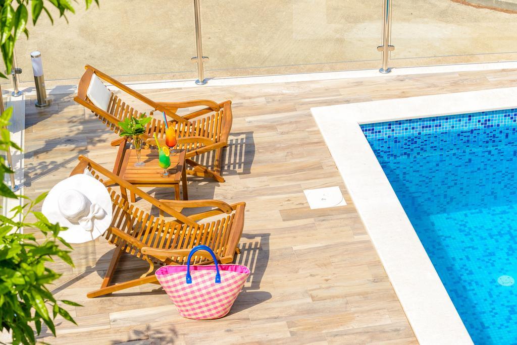 Tandem With Swimming Pool